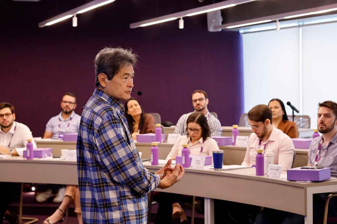 Professor Auro Honda em sala de aula