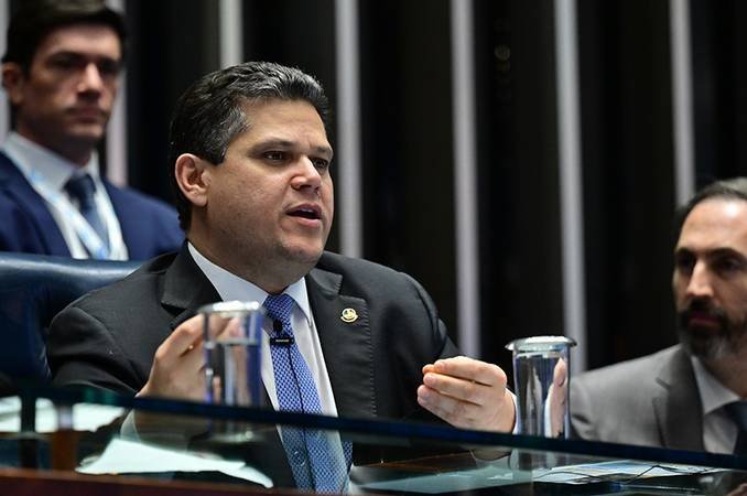 Presidente do Senado, Davi Alcolumbre, conduz a sessão de votação da PEC do fim da escala 6x1