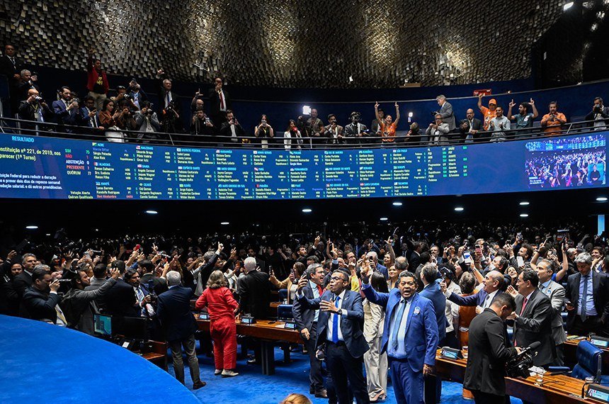 Senadores comemoram no Plenário a aprovação da PEC que acaba com a escala 6x1, em 14 de outubro de 2026